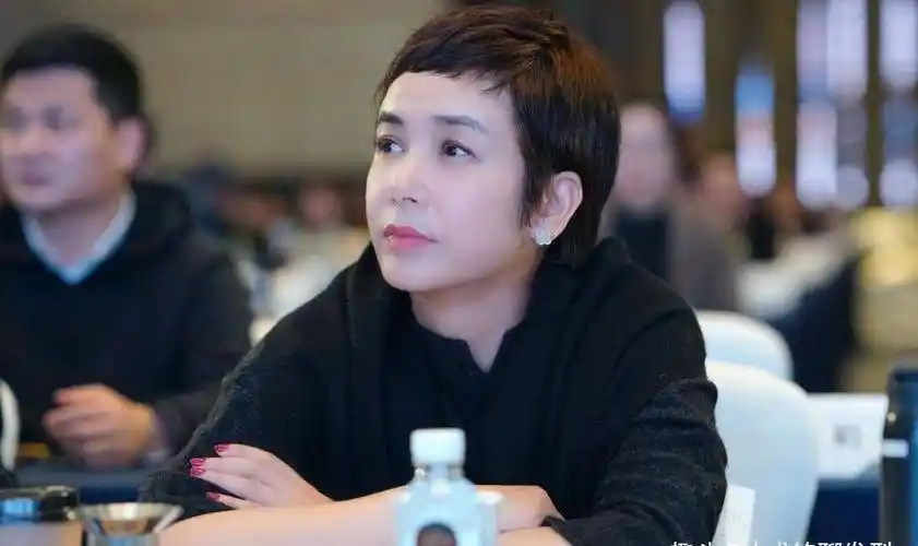 蒋雯丽自从剪了超短发后,人都洋气了不少,果然超短发型才显年轻_刘海