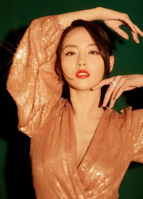 张嘉倪亮相时尚盛典 亮片长裙夺目吸睛