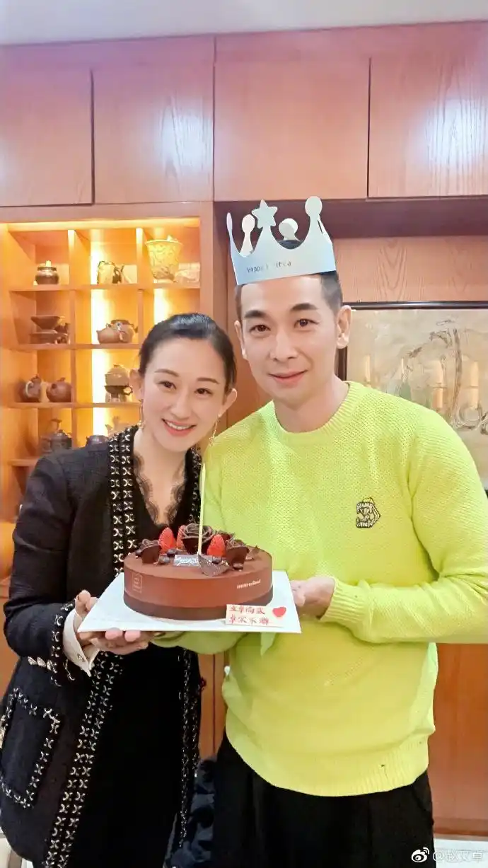 赵文卓晒全家福庆生超温馨,一家五口似复制黏贴