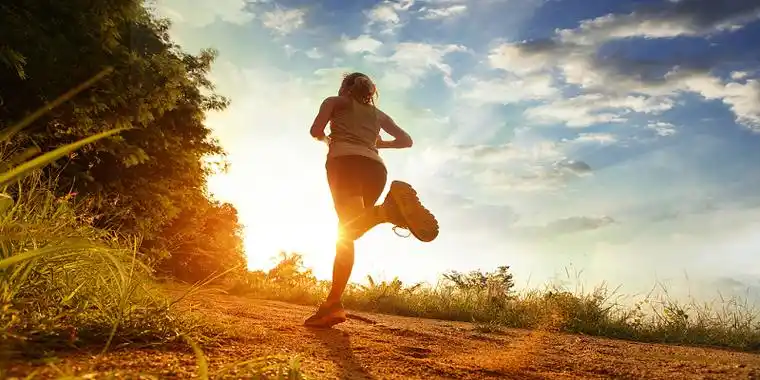 金色阳光绿色草地女性跑步唯美小清新文艺生命在于运动展板背景敬畏