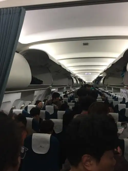 去越南的航班,大都是深夜,这不越南航空公司的飞机深夜十二点多了还没