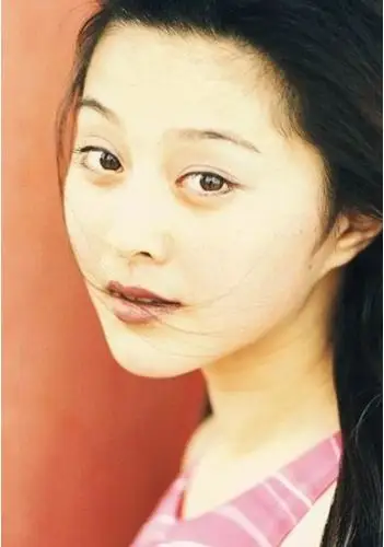 范冰冰晒出自己1213岁旧照长发及腰身穿牛仔套装十分青涩可爱