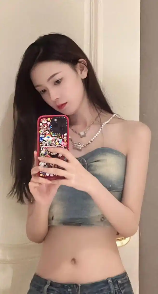 陈瑶身着牛仔束胸搭牛仔裤露着小蛮腰,尽显夏日清爽.