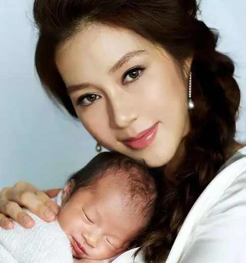 后有"千亿儿媳"徐子淇沦为生育工具,肚子从未消停过,丈夫的花边新闻也