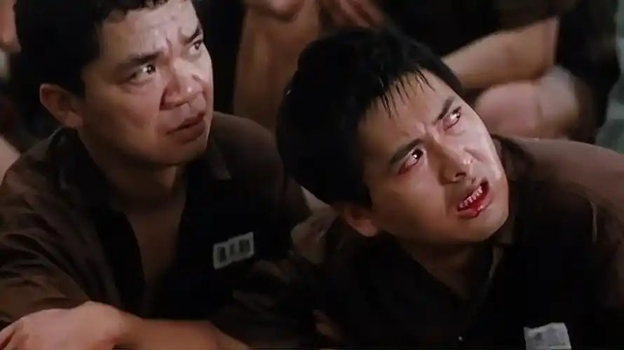 监狱风云阿正被陷害进门就被一群人围殴还好傻彪帮忙了