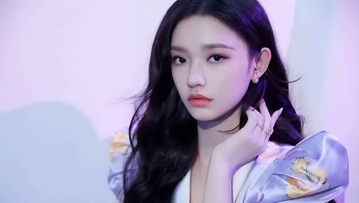 林允花苞裙惊艳亮相,星爷眼光再获证实!与众星比美,从不逊色!