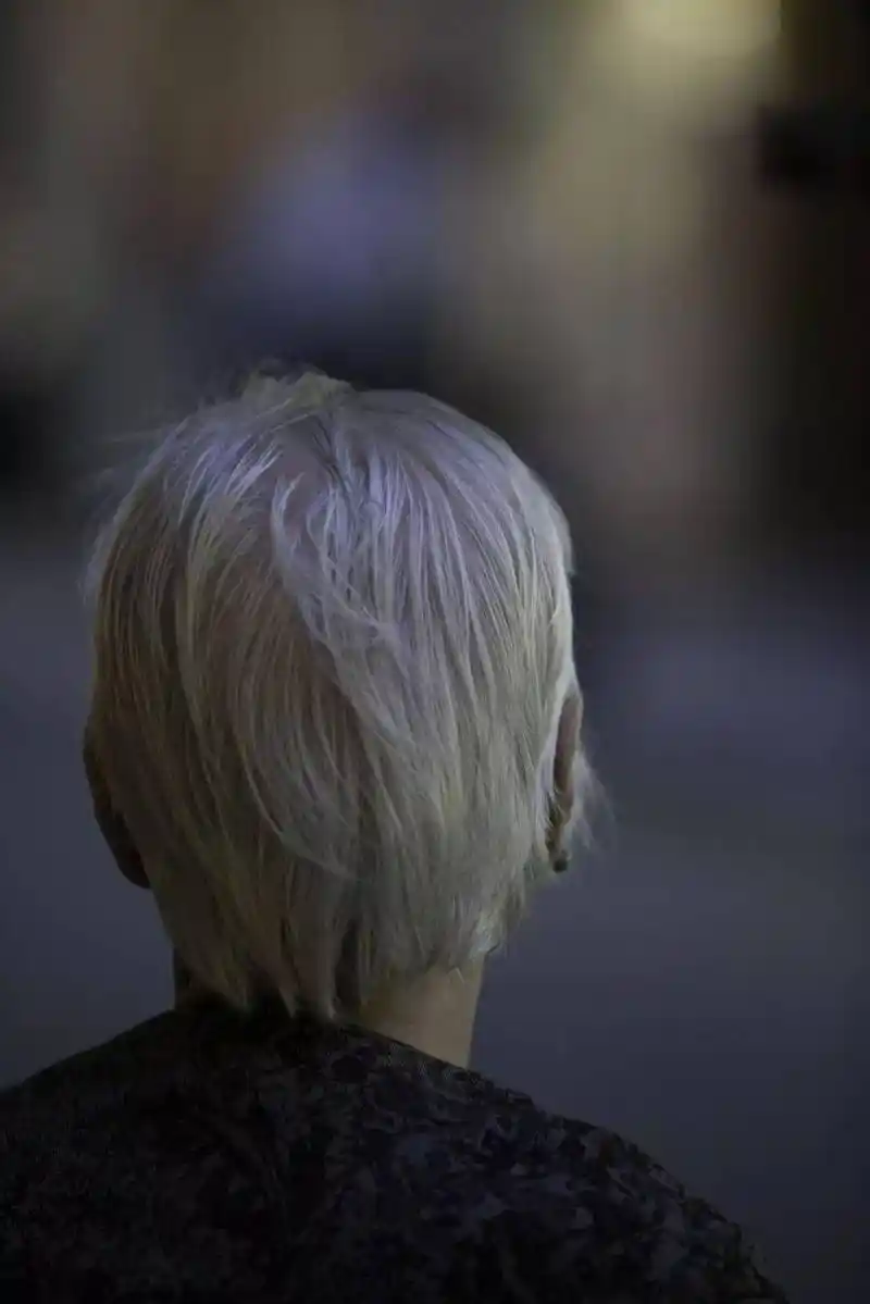 人生如秋,白发也美_母亲