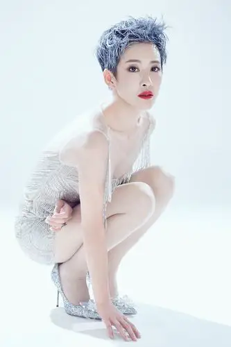 郭柯彤冬日写真曝光气质清冷演绎冰雪女王