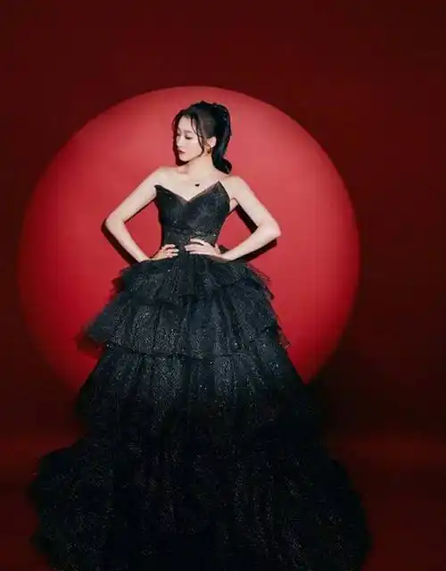 关晓彤和迪丽热巴同排并肩而坐,她们的侧颜谁赢了!_活动_明星_照片