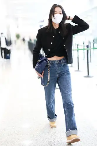 刘雯真是不怕冷,深秋时节还露腰,短上衣配牛仔裤身材比例太优越