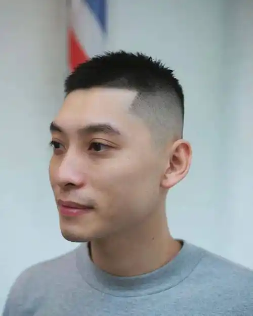 男人过了40岁,少留这2种"油腻发型",多剪另外3种,清爽更有型_头发_显