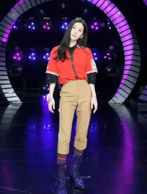 张碧晨穿着红色t恤,衬得肌肤白皙有光泽,把上衣束进裤子里面,拉长了腿