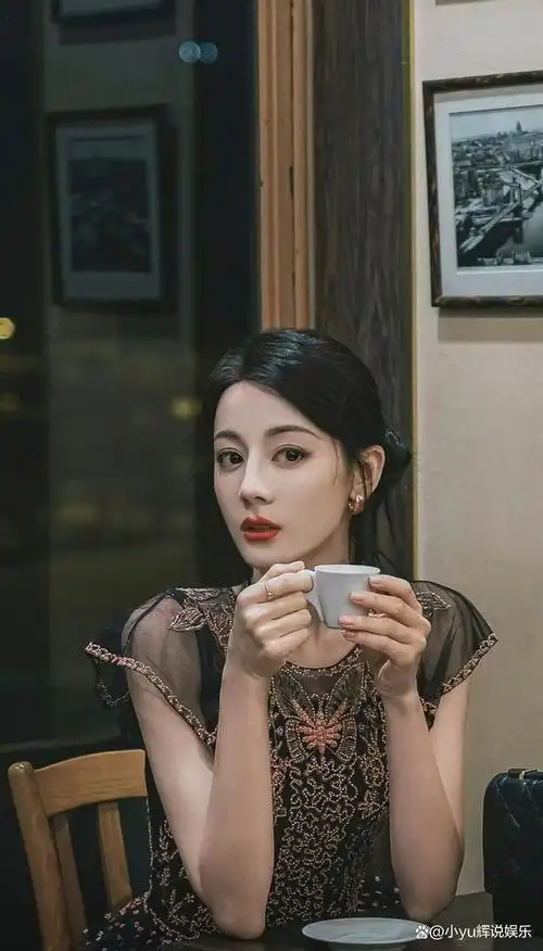 中国著名女演员迪丽热巴在成为dior的全球代言人后,再次刷新了自己的