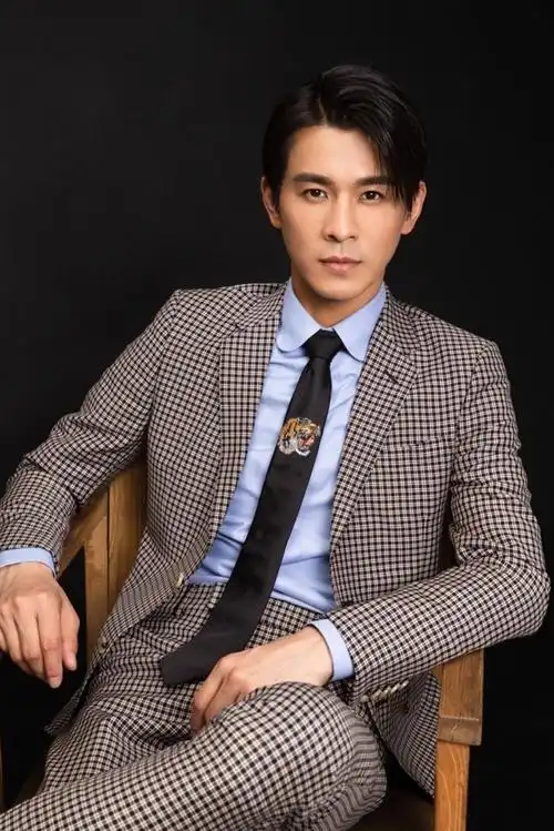 乔振宇儒雅帅气格子西装写真图片