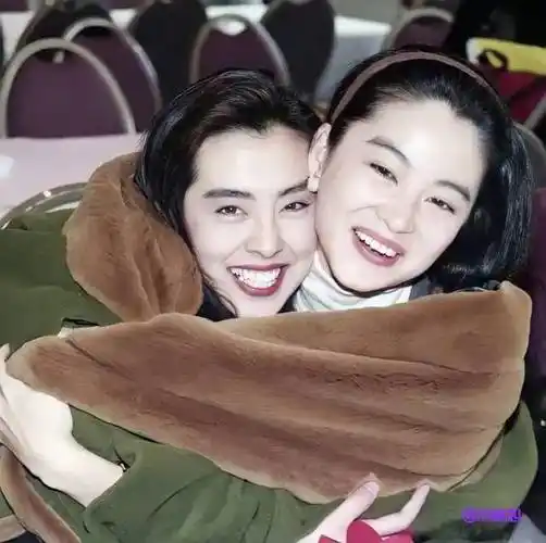 曾经的好闺蜜,后来却没再见面……一组王祖贤与林青霞的罕见合影_合作