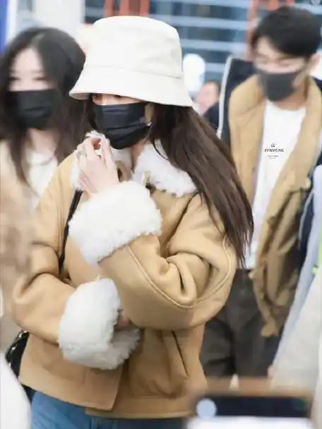 杨幂巴黎时装周路透小合集_新浪新闻