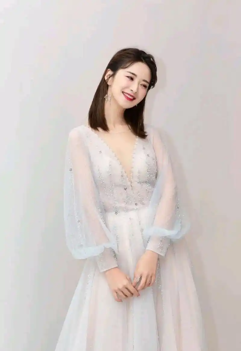 刘烨湖南卫视当家主持,穿轻纱裙优雅迷人,配齐肩短发美成公主!