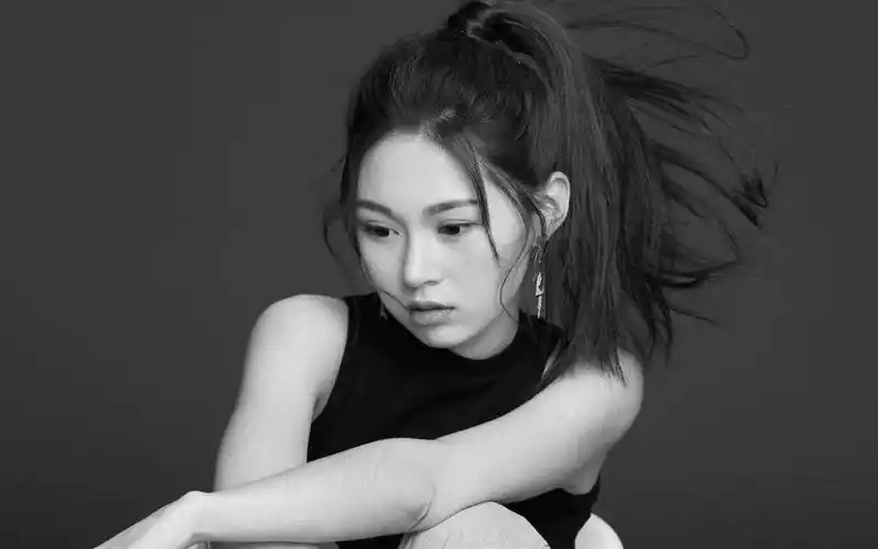 阿悠悠经典歌曲,(一生与你擦肩而过),人美歌甜!