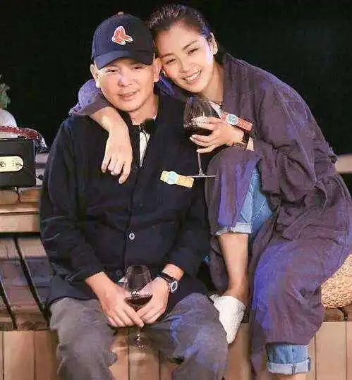 刘涛与老公王珂撒狗粮力破婚变传闻,恩爱背影惹人羡慕_明星_油画_气息