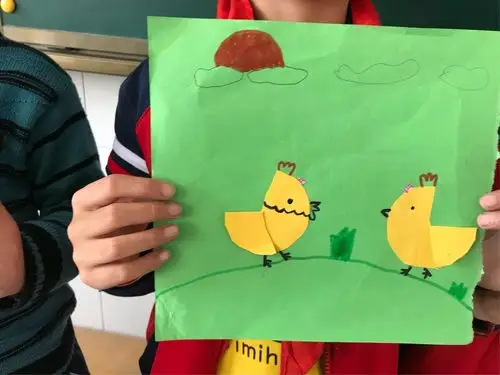 一年级三班综合实践课——小鸡剪贴画