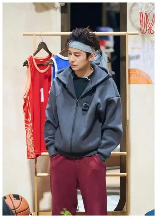 50岁何炅大秀手臂线条肚子平坦赢得赞叹仿佛美食防腐