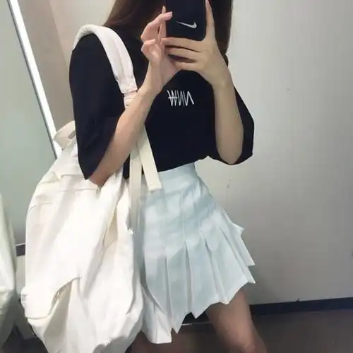 头像女全身照夜晚在家镜子