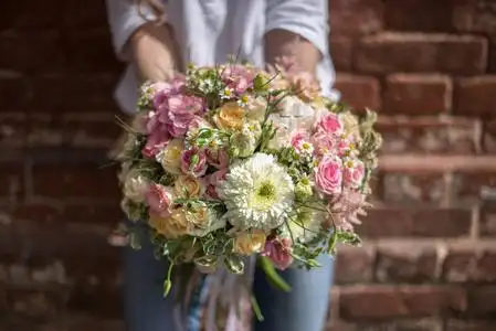 在她手中的花束的女孩.特写照片