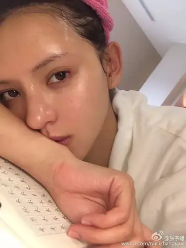 张予曦晒素颜秀了一把好皮肤,但却忽略了一个问题.