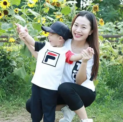 晒娃还是晒肉宝妈朋友圈晒亲子照被怒喷网友不配当妈