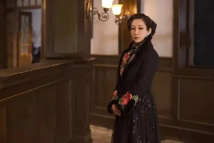 秦海璐真霸气旗袍搭配大衣气场十足演绎不一样的阮玲玉