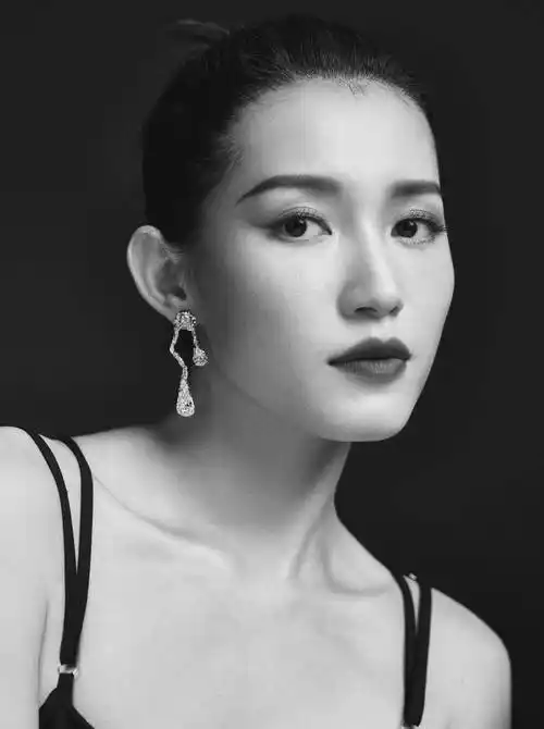 苏青晒黑白风格写真照,穿褶皱花抹身材礼服出镜,配丸子头优雅大气