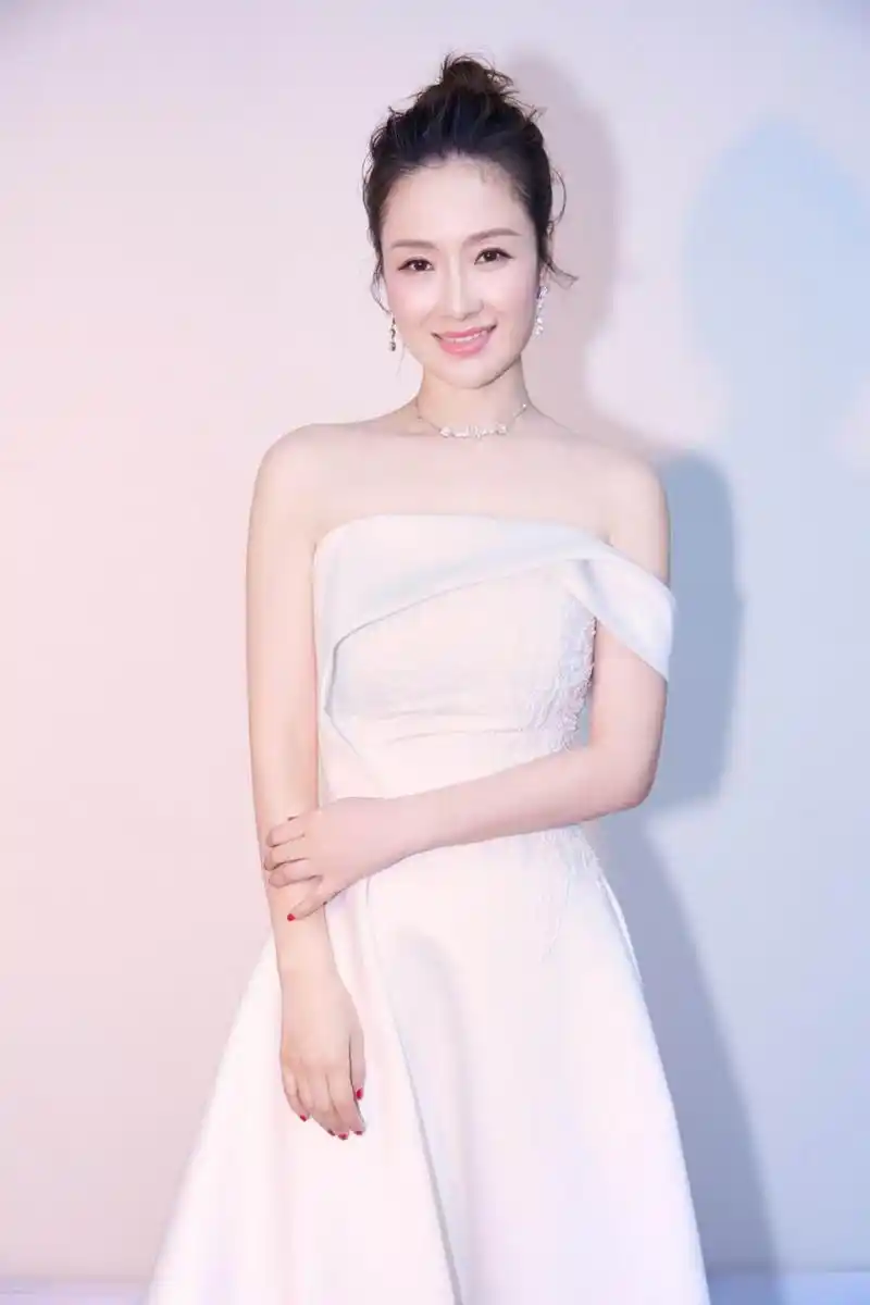 孙宁是一位80后女演员,她在剧中展现的温柔端庄形象真是令人难以忘怀!