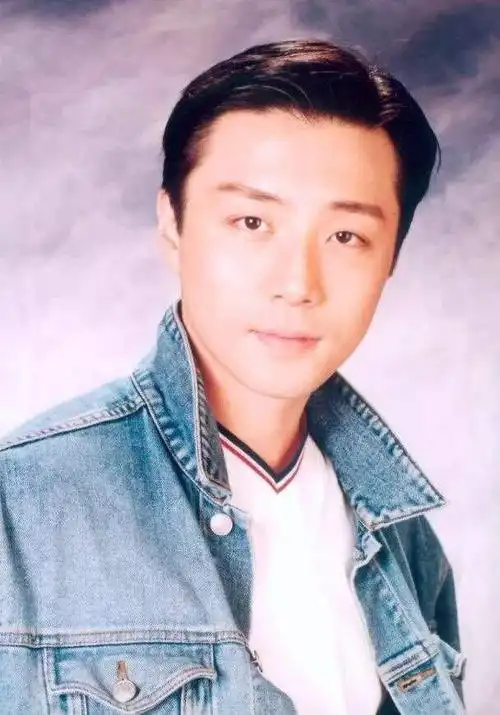 50岁香港男明星转行卖灯具时代抛弃我的时候连一声再见都没说