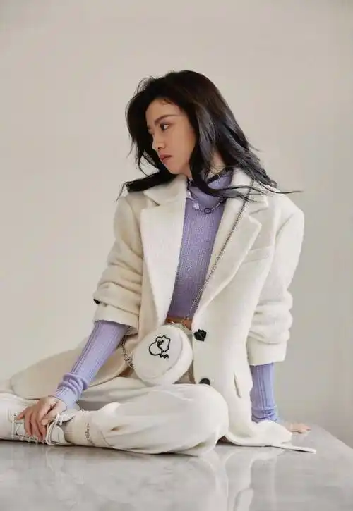 女演员春夏休闲穿搭写真,慵懒复古的摩登少女,谁看谁喜欢