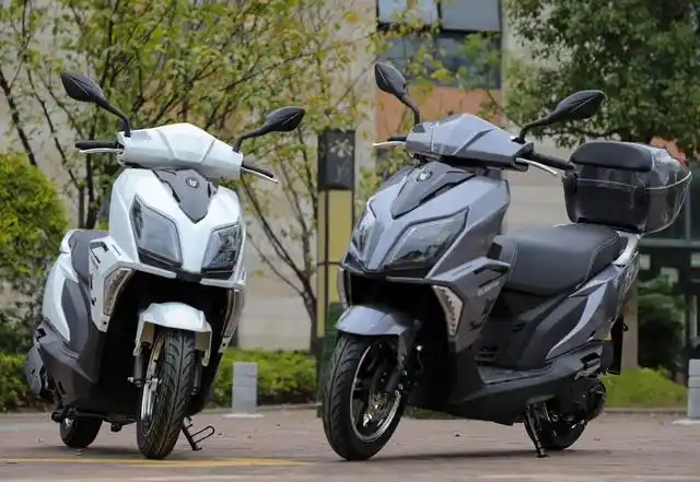 说的这款车来自于国产钱江,车型则是一款125级别的运动通勤踏板摩托车