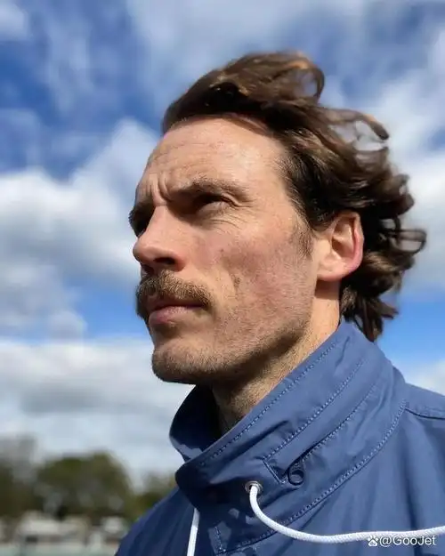 36岁的英国男演员 sam claflin 竟成了胡渣大叔,保鲜能力不强?