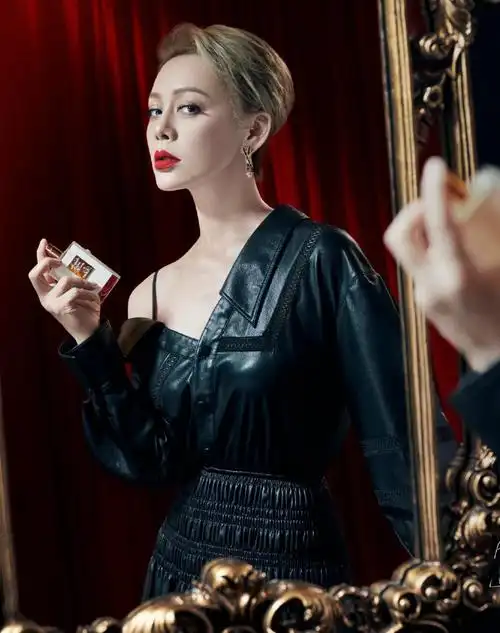 原创宁静造型看不懂白色礼服配凌乱短发虽不精致但气质犹在