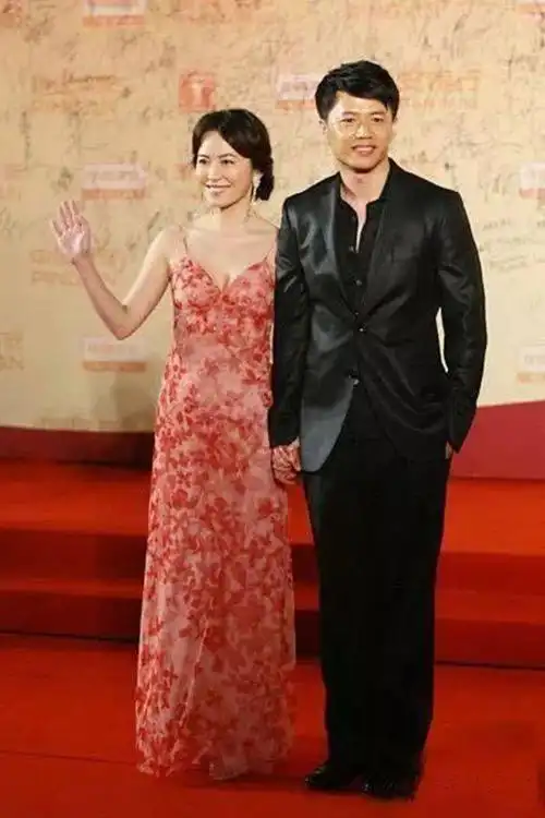 俞飞鸿在酒吧拍戏气质好但身材下垂也老了穿紧身裙肚腩横生