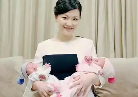 周瑾还有小编当初很喜欢的周瑾《非常娱乐》里每次都给我们带来欢乐不