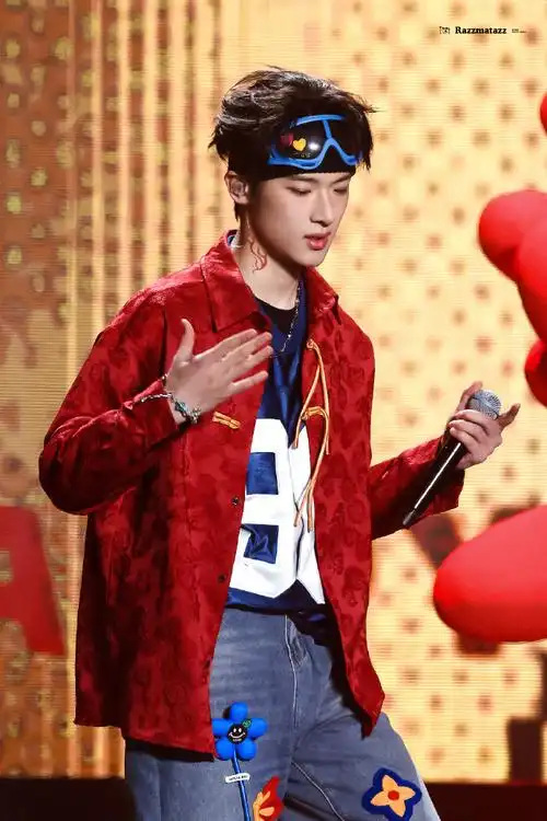 张峻豪戴发带##张峻豪 露背造型