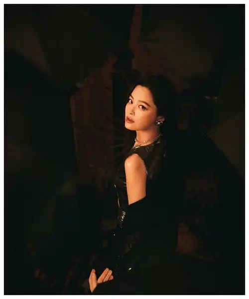 女星时尚地位遭一夜摧垮金晨鼻子杨幂腿曝光引爆热议