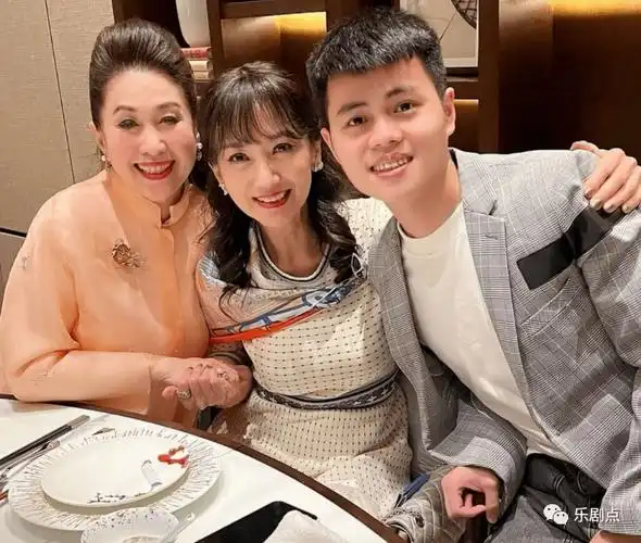 赵雅芝携子回内地隔离结束后吃豪华大餐儿子打扮朴素难掩帅气