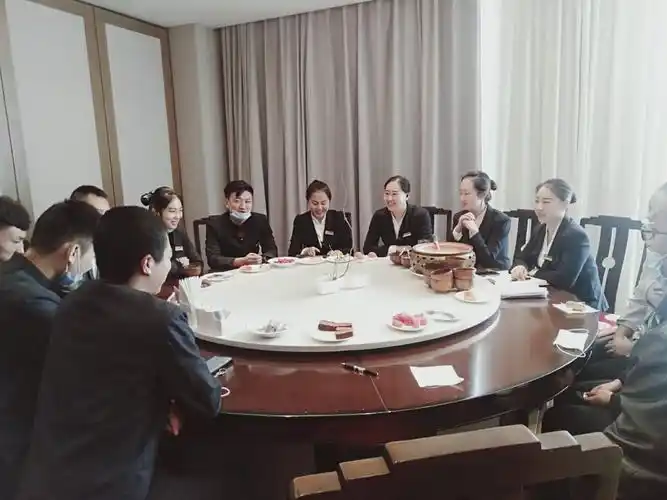 昭乌达宾馆全体员工学习"有效沟通从心开始"