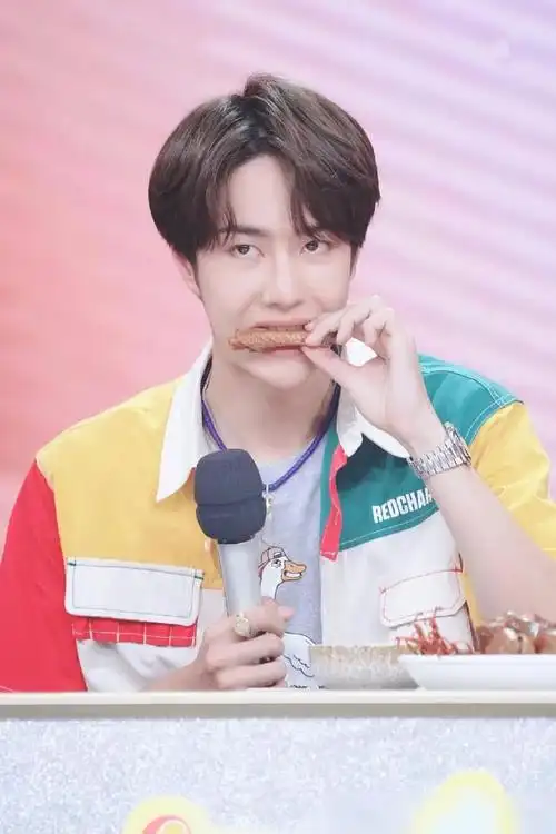 有一种吃播叫王一博呆萌可爱真不愧是王甜甜本人