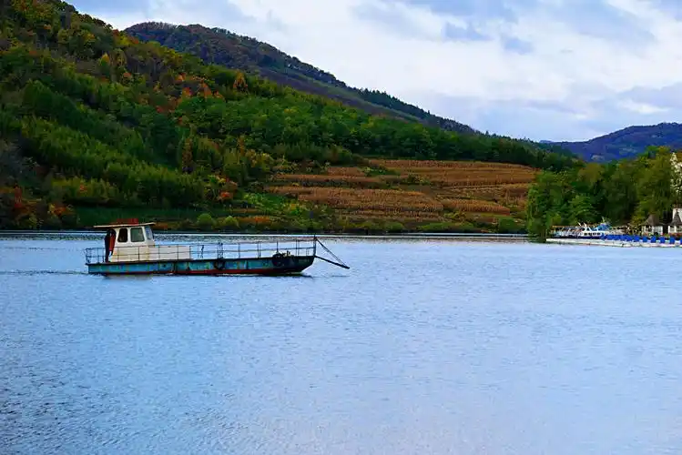 丹东宽甸青山沟景区一青山湖