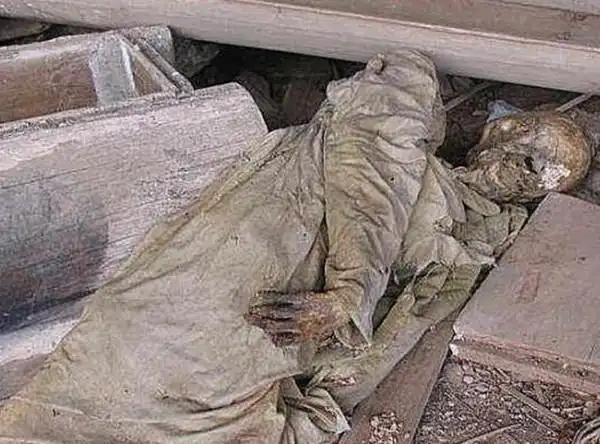 一代明君在位60年,死后尸骨被却污水泡60年没人管