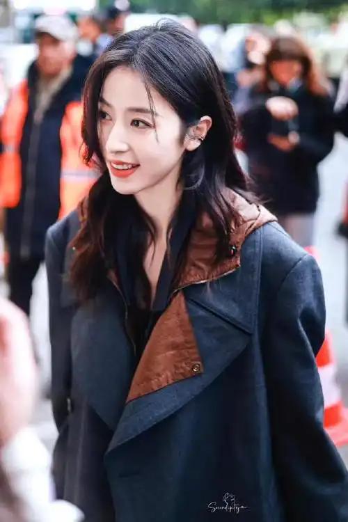 周雨彤巴黎看秀,真的很适合法式风,长发鲨回来了!