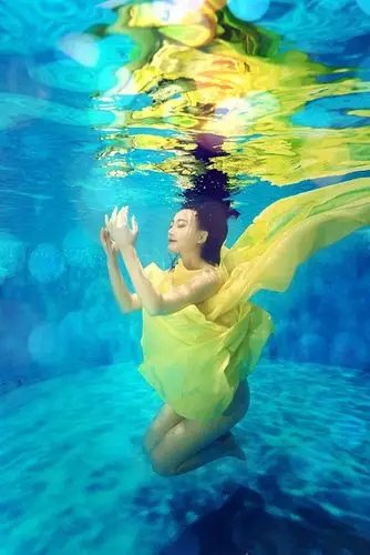 《一路向西》女主水下嬉戏,姿势奇葩毫无美感.