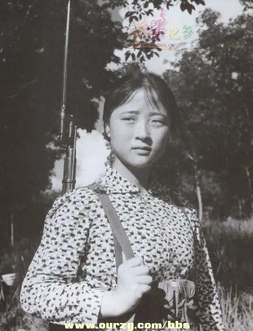 老照片:70年代初斗志昂扬的女民兵训练照片