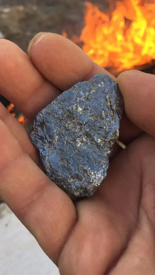 银色岩石,光照亮眼.麻烦大家看看这是什么岩石